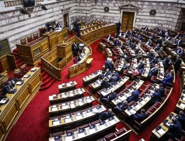 Χαμός στην επιτροπή της Βουλής για τη Συμφωνία των Πρεσπών - Διακόπηκε και συνεχίστηκε πάλι με φωνές και ένταση (βίντεο)